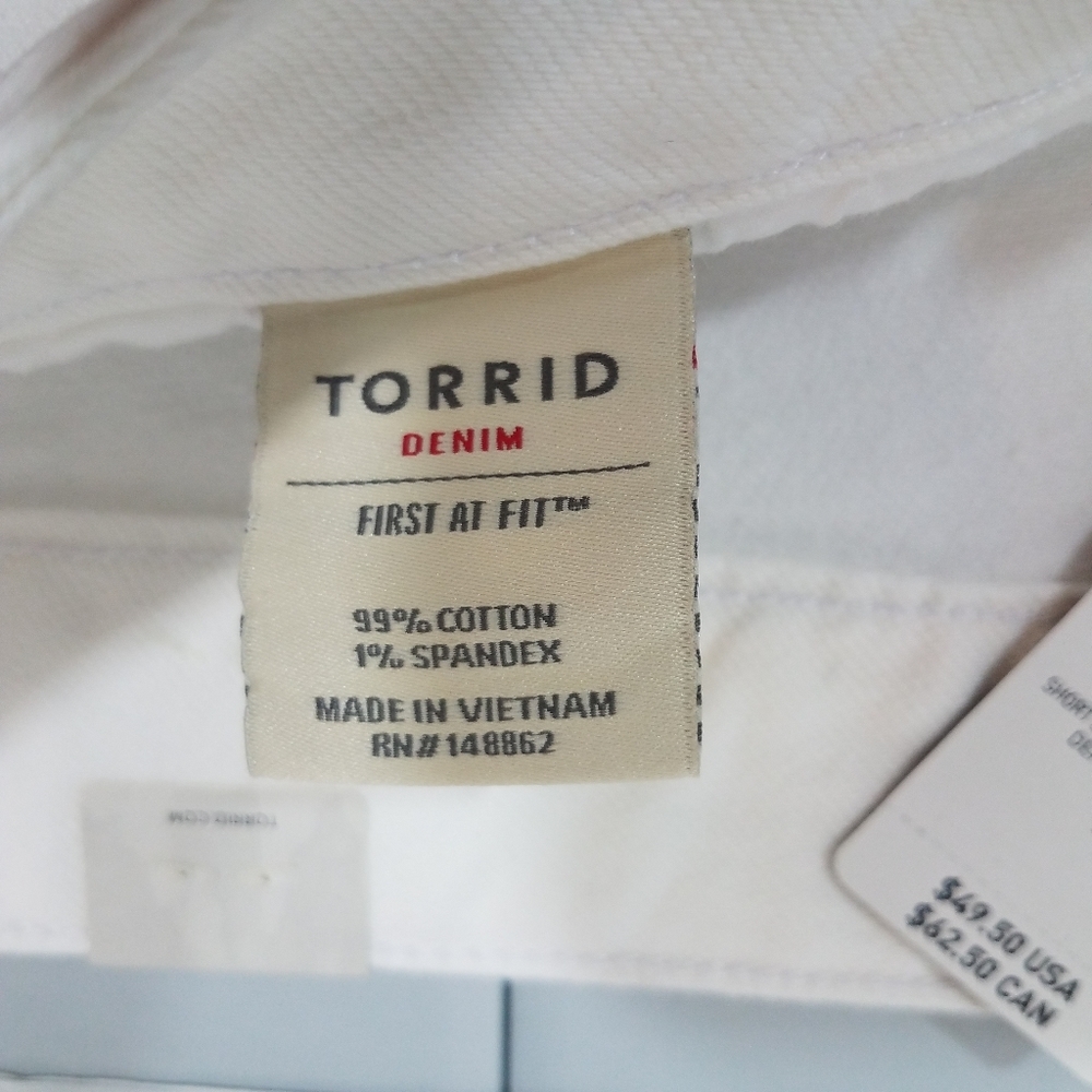 Torrid Button Fly Optic White Distressed Short 22 NWT - Picture 3 of 12